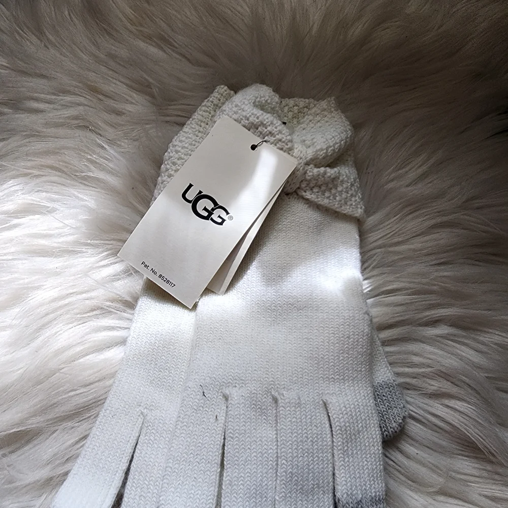 Ugg - Ivory Bow Wool Blend Tech Glove- new